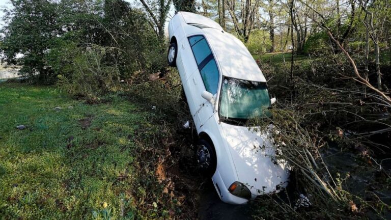 4 dead after heavy rain causes record flooding in Nashville