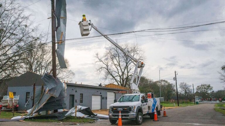 Severe weather outbreak moves into Southeast US