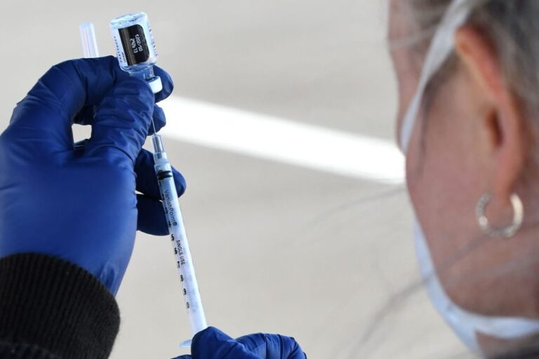 Coronavirus: Okanagan seniors roll up sleeves in historic vaccination campaign