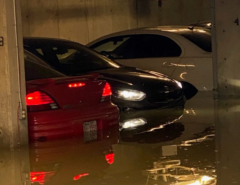 140 residents forced out of southwest Edmonton condo due to flooding