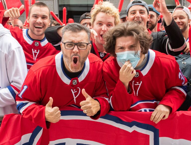 Montrealers urged to get COVID-19 vaccine at pop-up clinic outside Bell Centre ahead of Game 4
