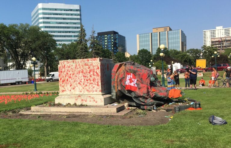 2 damaged queen statues at the Manitoba Legislature to go back up: Premier