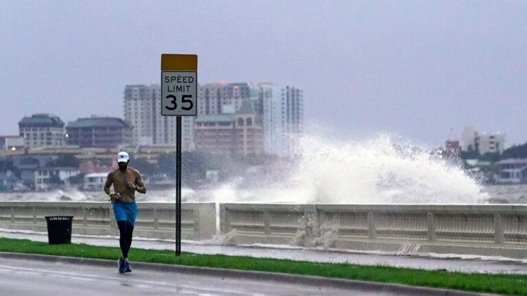 Tropical storm kills 1 in Florida, hurts 10 at Georgia base