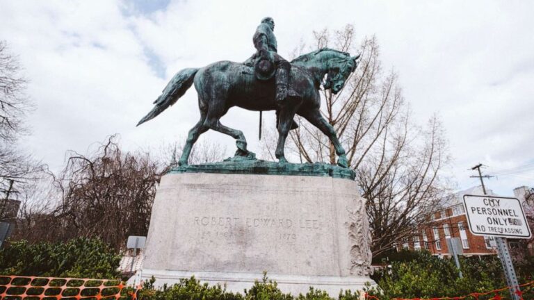 Charlottesville to remove Confederate statues