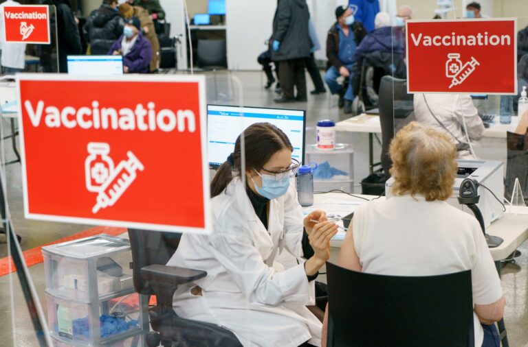COVID-19: Quebec Health Department recommends third vaccine dose for immunocompromised