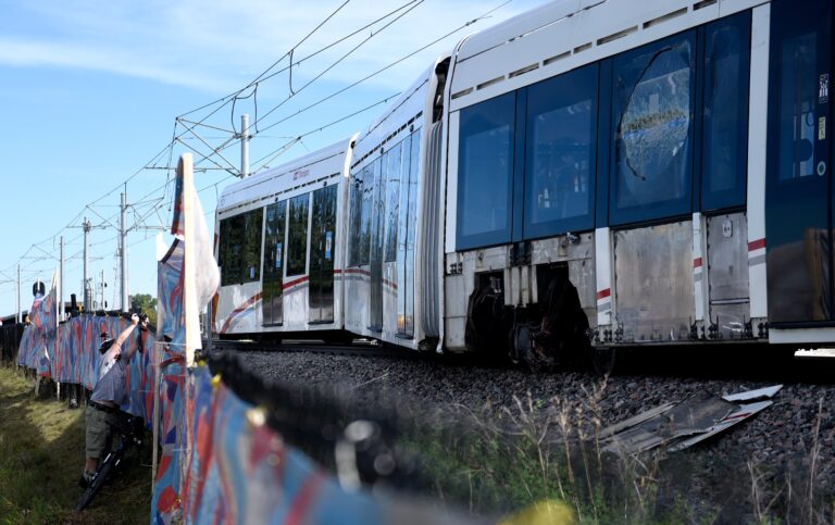 Ottawa mayor defends LRT system after derailments
