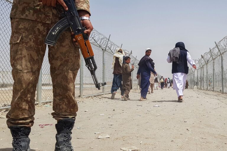 With Kabul airport closed, Afghans fearful of Taliban reprisals rush for borders