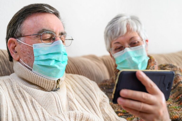 COVID-19: Quebec tightens mask mandate in some private seniors’ residences