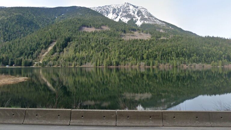 B.C. off-duty police officer, son rescue two men from capsized canoe