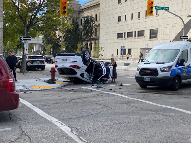 Winnipeg driver escapes serious injury after vehicle crashes, flips downtown
