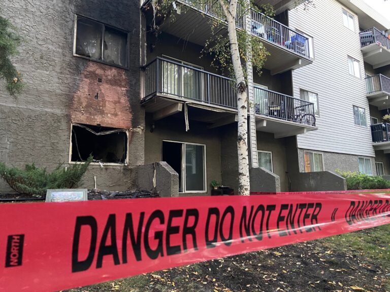 Edmonton firefighters respond to morning apartment fire in Belvedere area