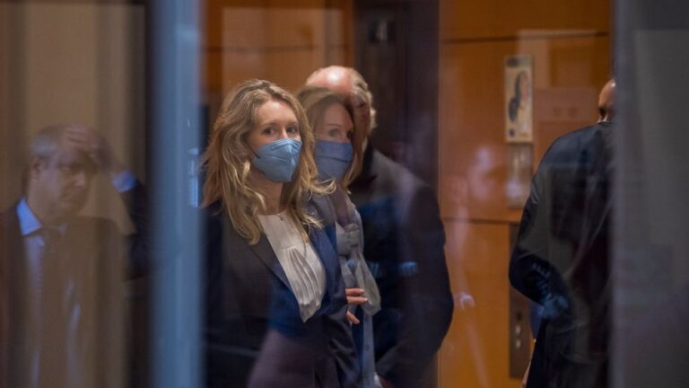 Elizabeth Holmes drawn as villain, underdog as trial begins