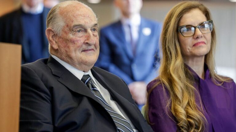 Nebraska billionaire, philanthropist Walter Scott dies at 90