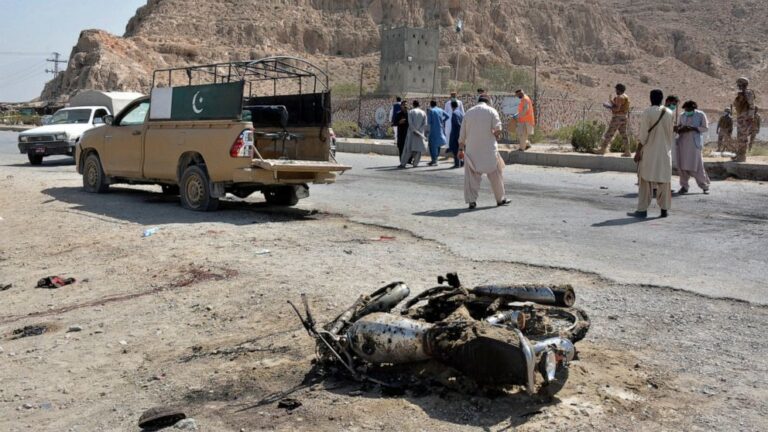 Suicide bombing at southwest Pakistan checkpoint kills 3