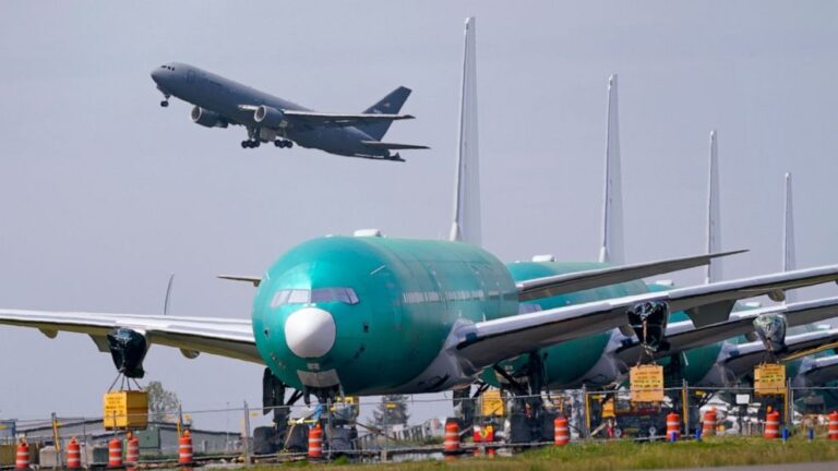 US will give aircraft companies $482 million for pandemic