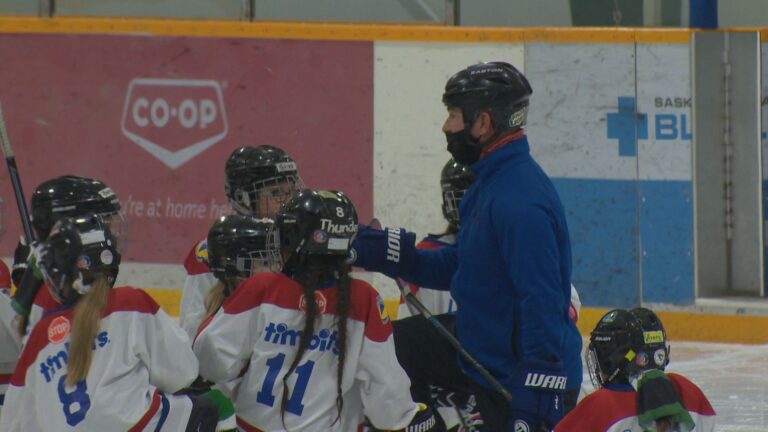 Hockey association asks for no masks on rinks in Saskatoon