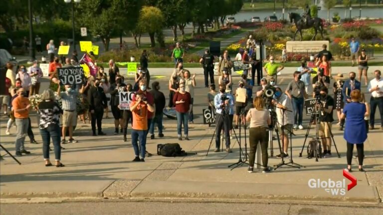 COVID-19: Rally at Saskatchewan Legislature calls on Moe, Merriman to take action