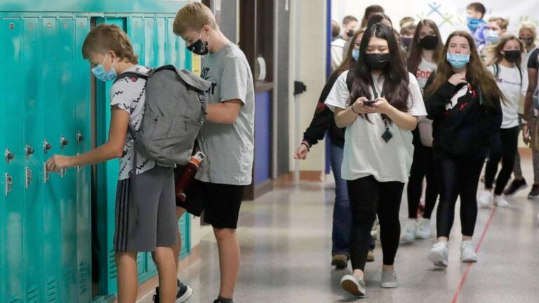 This school district will offer $100 to vaccinated students