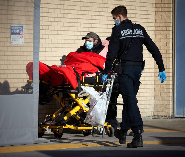 Paramedics to help relieve burden in Montérégie emergency rooms