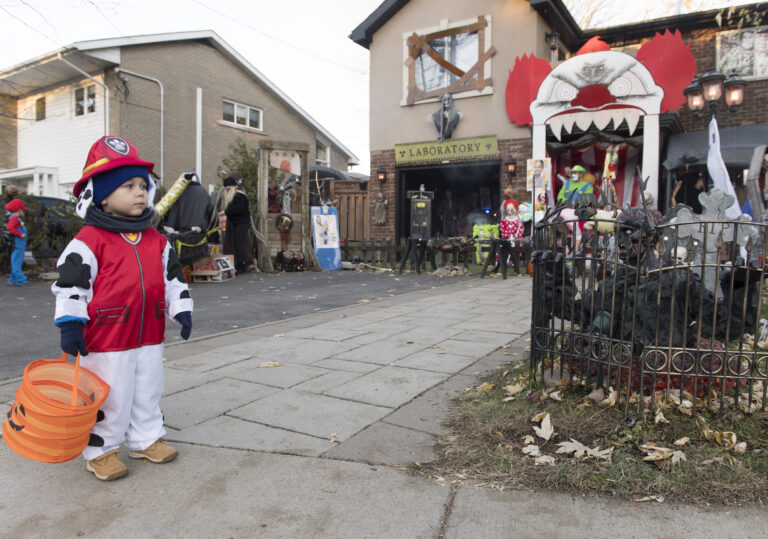 Kids asked not to yell ‘trick-or-treat’ as part of Quebec’s pandemic Halloween rules