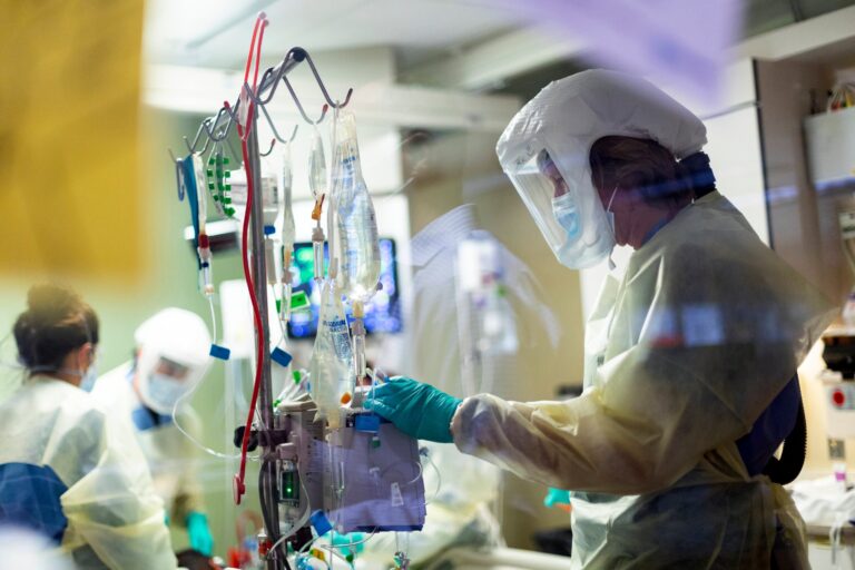 U.S. reaches 700,000 deaths from COVID-19 as Delta variant hits unvaccinated