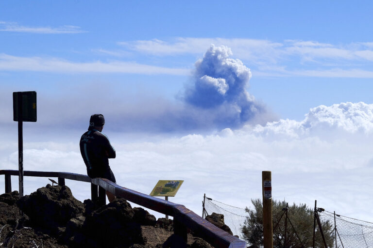 Lava from La Palma volcano forces 800 to evacuate nearby coastal town