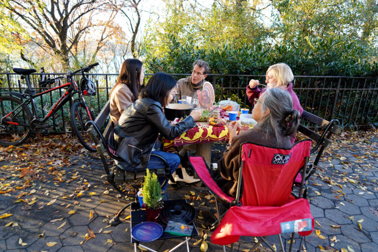 Unvaccinated relatives? Here are the risks around the Thanksgiving table