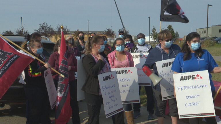 Lethbridge workers protest Extendicare benefit cuts