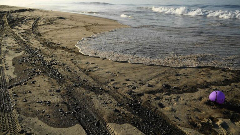Major oil spill closes popular California beach