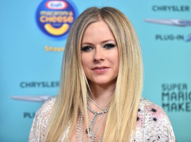 Avril Lavigne announces first cross-Canada tour in more than a decade