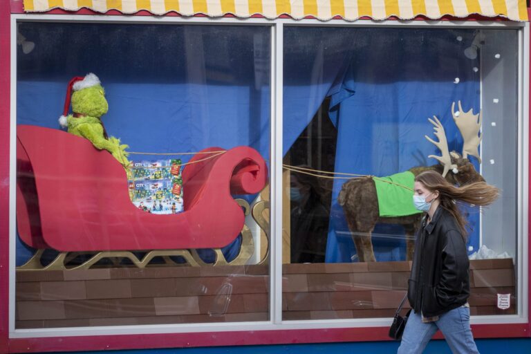 Canadians optimistic about this year’s holidays, but still plan to take precautions: poll