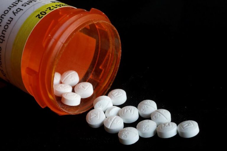 Canadians state increasing concern about opioid crisis in new survey