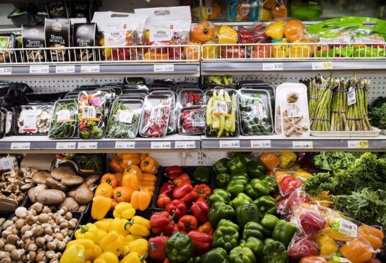Global food prices climb in November to stay at 10-year high