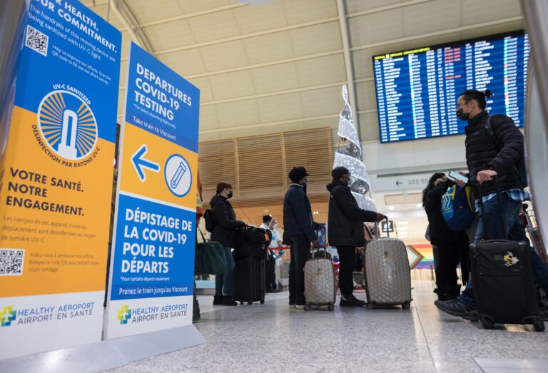 COVID-19 rules cause delays at Canadian airports amid Omicron holiday travel