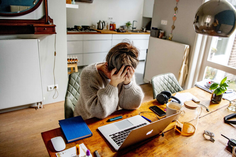 Canadians feel ‘uncertain’ about future of their workplace heading into 2022: poll