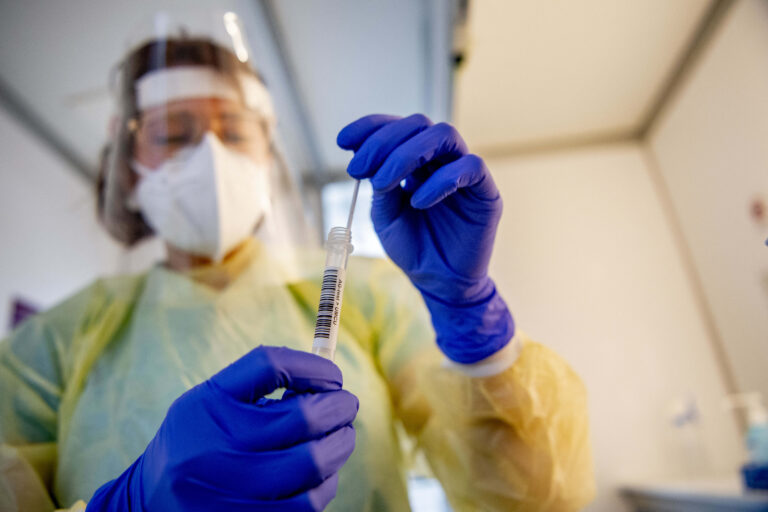 Travelling amid Omicron: What COVID-19 tests are needed to get to Canada, U.S.