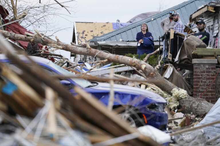 2 babies survive Kentucky tornado-tossing while inside a bathtub