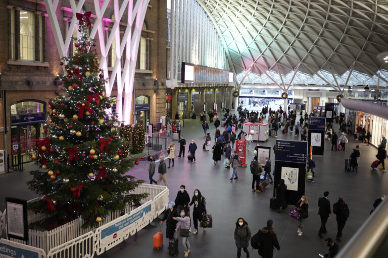Britain reports 10,000 new Omicron cases, ‘major incident’ declared in London