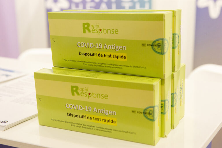 Quebecers wait in long lineups for free rapid COVID-19 test kits