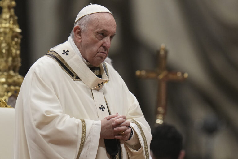 Pope Frances urges parents to support their gay children