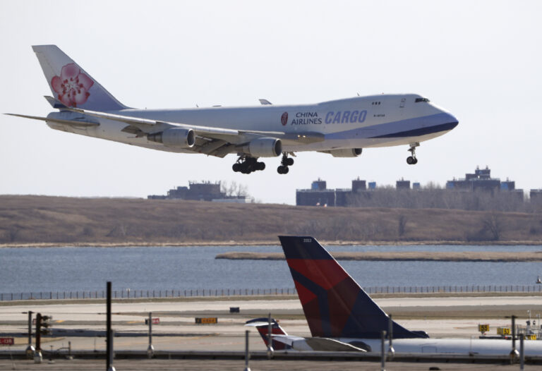 Verizon, AT&T agree to delay 5G network rollout in U.S. after aviation safety concerns