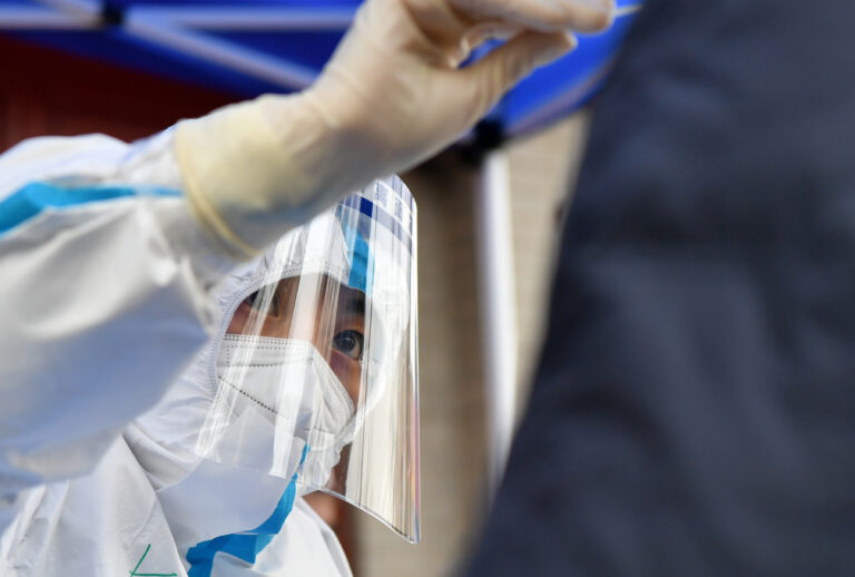 Ontario reports 2,467 people with COVID in hospital, 9,706 new cases