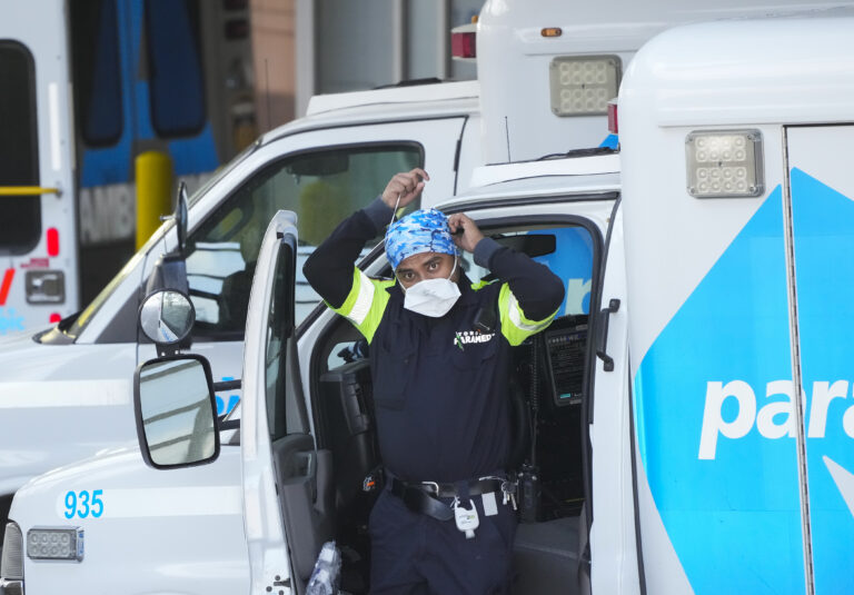 Canadians’ support for lockdowns, government dips amid Omicron COVID-19 wave: poll