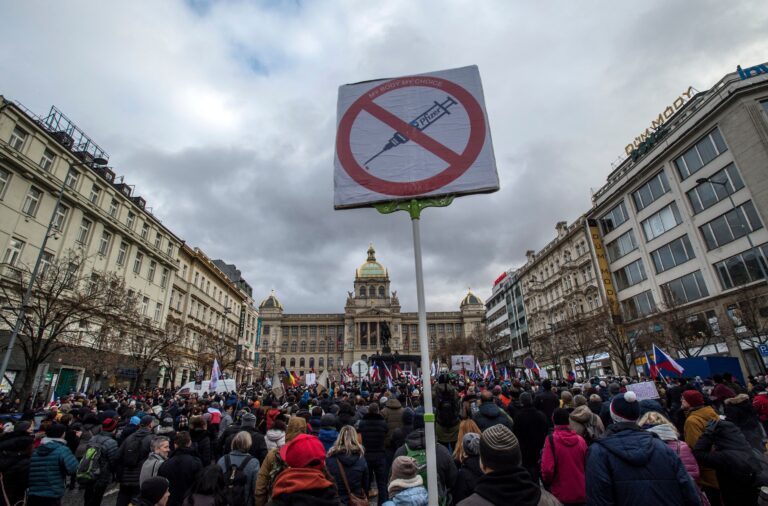 Thousands in Prague rally against COVID-19 vaccine mandate