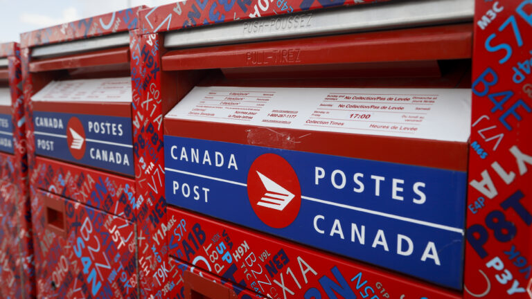 Canada Post reconsidering policy forbidding workers to use their own N95 masks