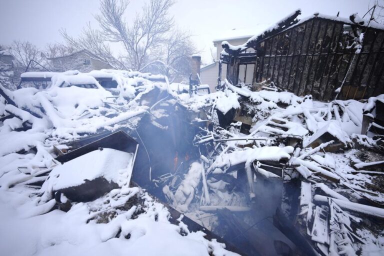 Nearly 1K homes destroyed, 3 people missing after Colorado wildfire: official