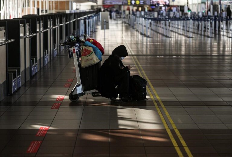 New year brings more flight disruptions for U.S. air travellers