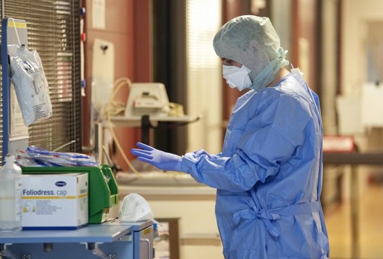 Ontario COVID numbers: 1,829 people in hospital, 435 in intensive care
