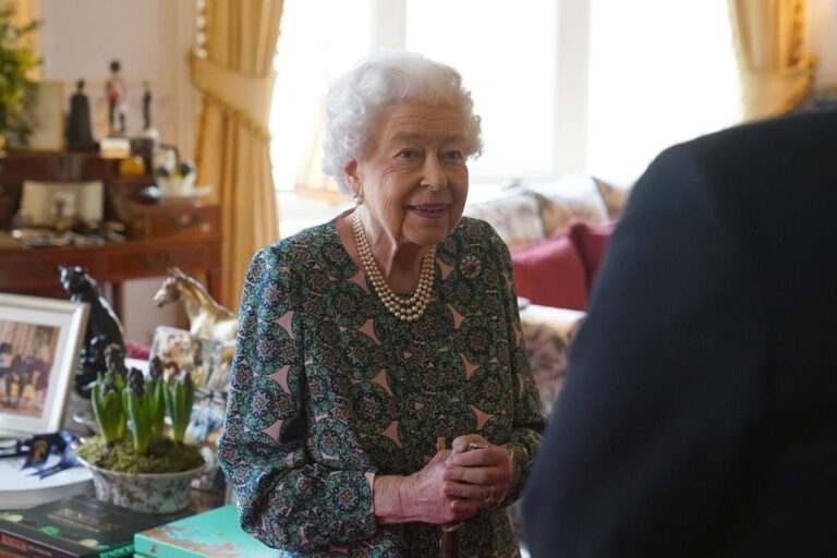 Queen Elizabeth cancels online meetings due to mild COVID-19 symptoms