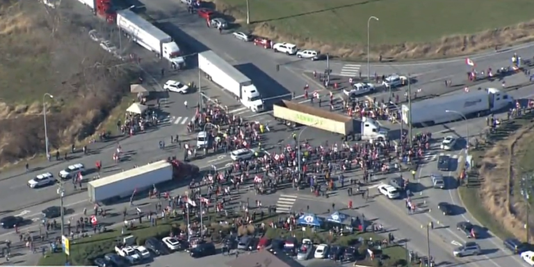 Convoy vehicles break through RCMP barricades as B.C. border crossing effectively closed